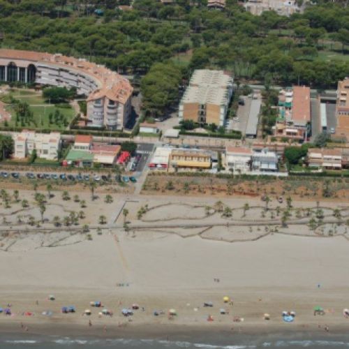 Vista aérea del restaurante frente al paseo marítimo y la playa