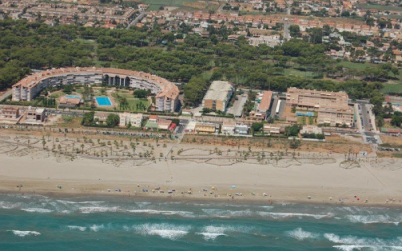 Vista aérea de  la playa con el restaurante