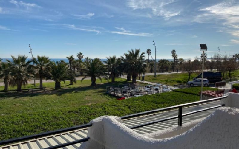 Vista de la playa desde la terraza con paredes blancas