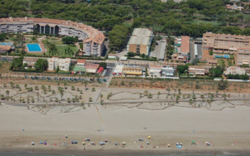 Vista aérea del restaurante frente al paseo marítimo y la playa