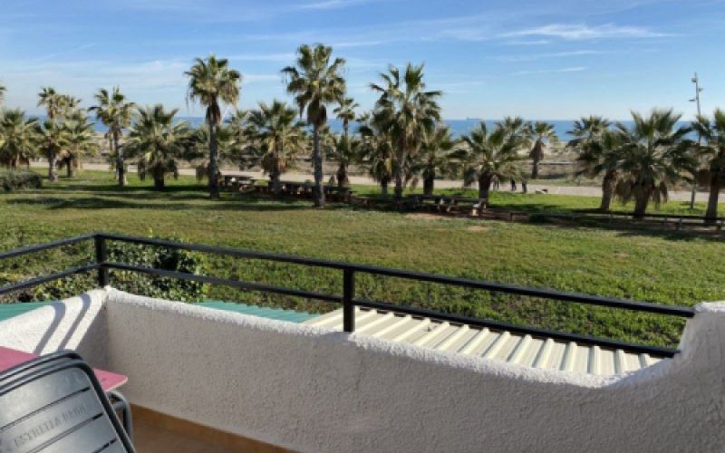 Vista del paseo marítimo y la playa desde una de las terrazas de las habitaciones