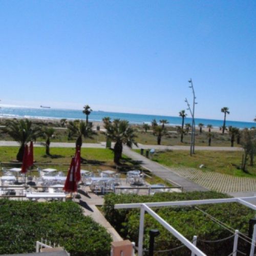 Vista del mar y la terraza de la cafetería desde el balcón de una de las habitaciones