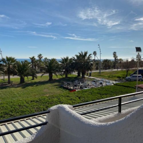 Vista de la playa desde la terraza con paredes blancas