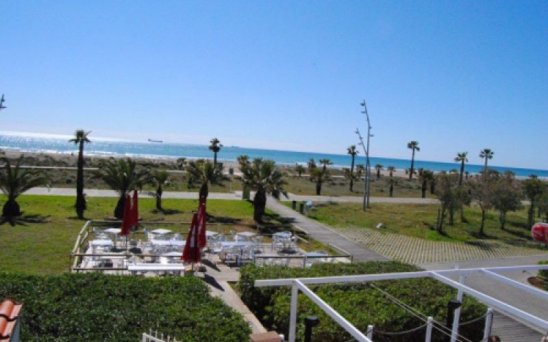 Vista del mar y la terraza de la cafetería desde el balcón de una de las habitaciones